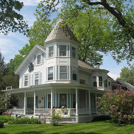 Hugging Bear Inn Bellows Falls Exterior photo
