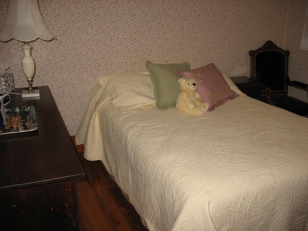 Hugging Bear Inn Bellows Falls Exterior photo