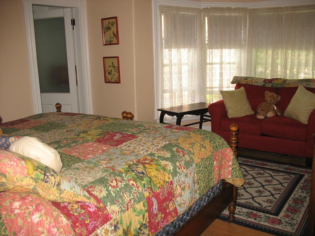 Hugging Bear Inn Bellows Falls Exterior photo