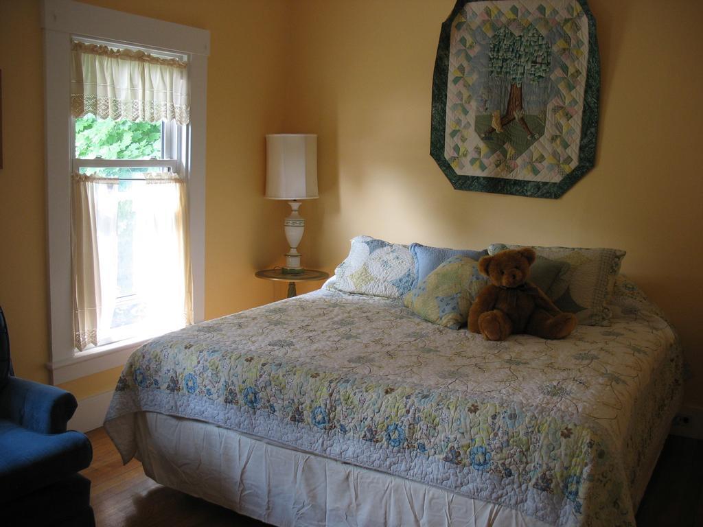 Hugging Bear Inn Bellows Falls Exterior photo