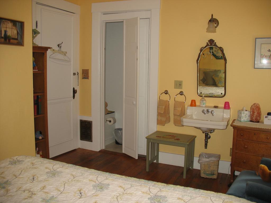 Hugging Bear Inn Bellows Falls Exterior photo