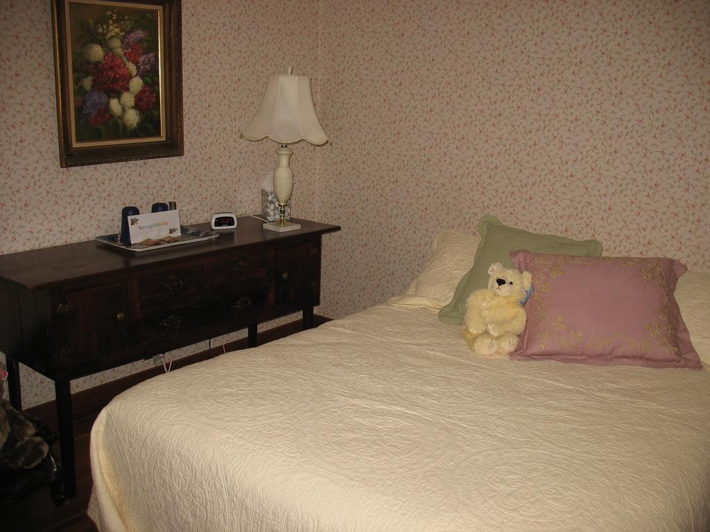 Hugging Bear Inn Bellows Falls Exterior photo