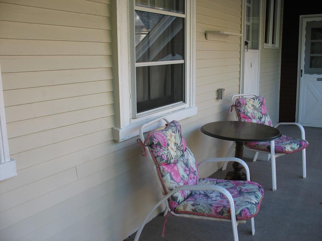 Hugging Bear Inn Bellows Falls Exterior photo