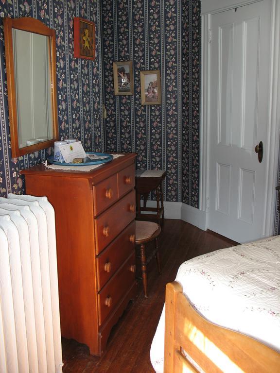 Hugging Bear Inn Bellows Falls Exterior photo
