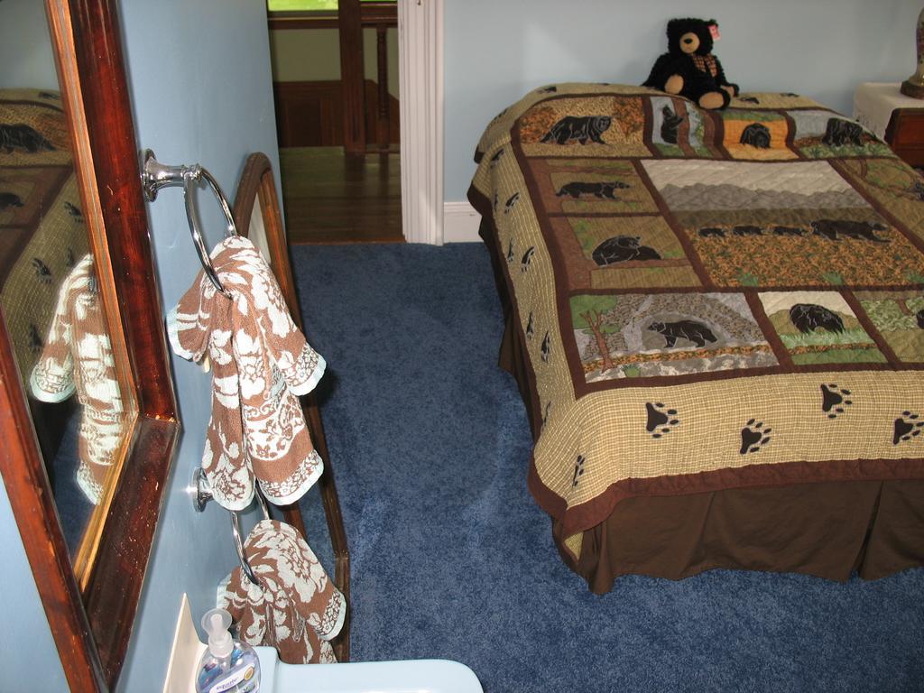 Hugging Bear Inn Bellows Falls Exterior photo