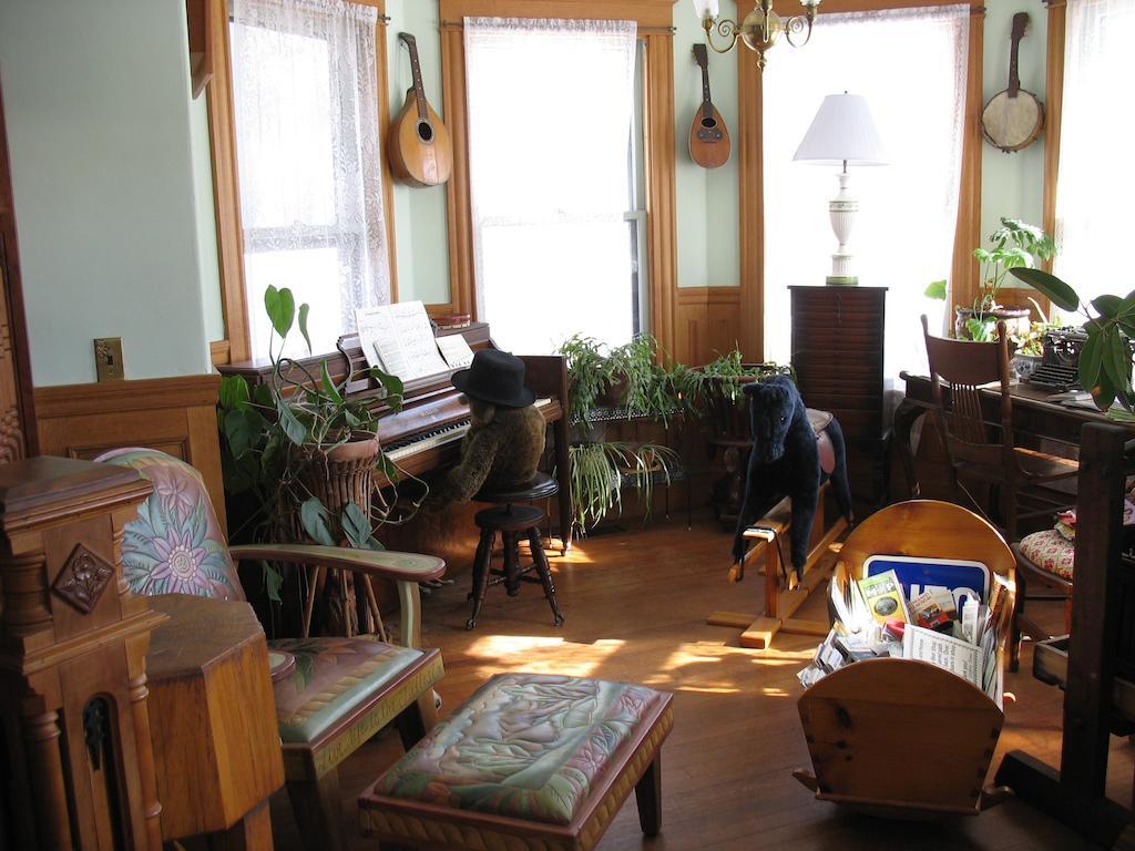 Hugging Bear Inn Bellows Falls Exterior photo