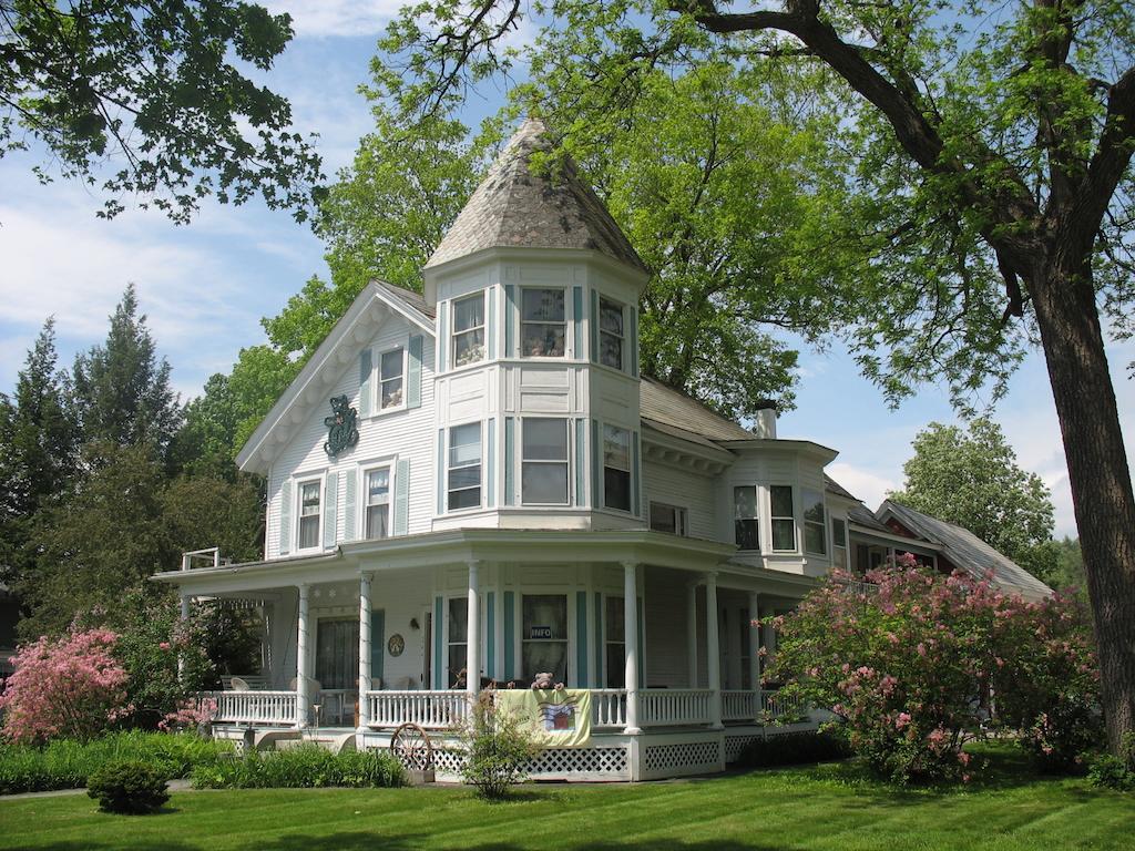 Hugging Bear Inn Bellows Falls Exterior photo