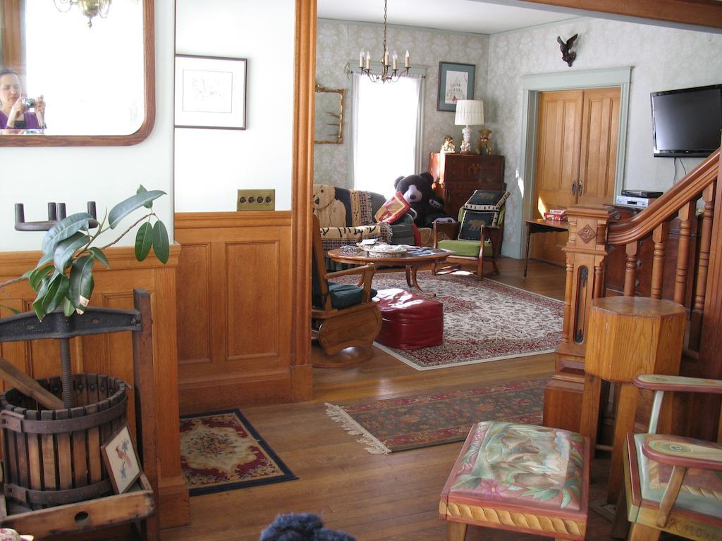 Hugging Bear Inn Bellows Falls Exterior photo